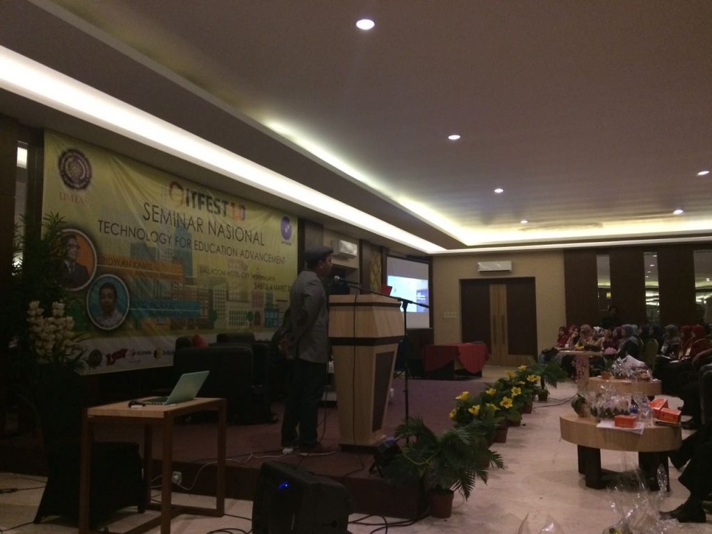 Wakil Sekertaris Dewan Smart City Bandung sedang menyampaikan materi