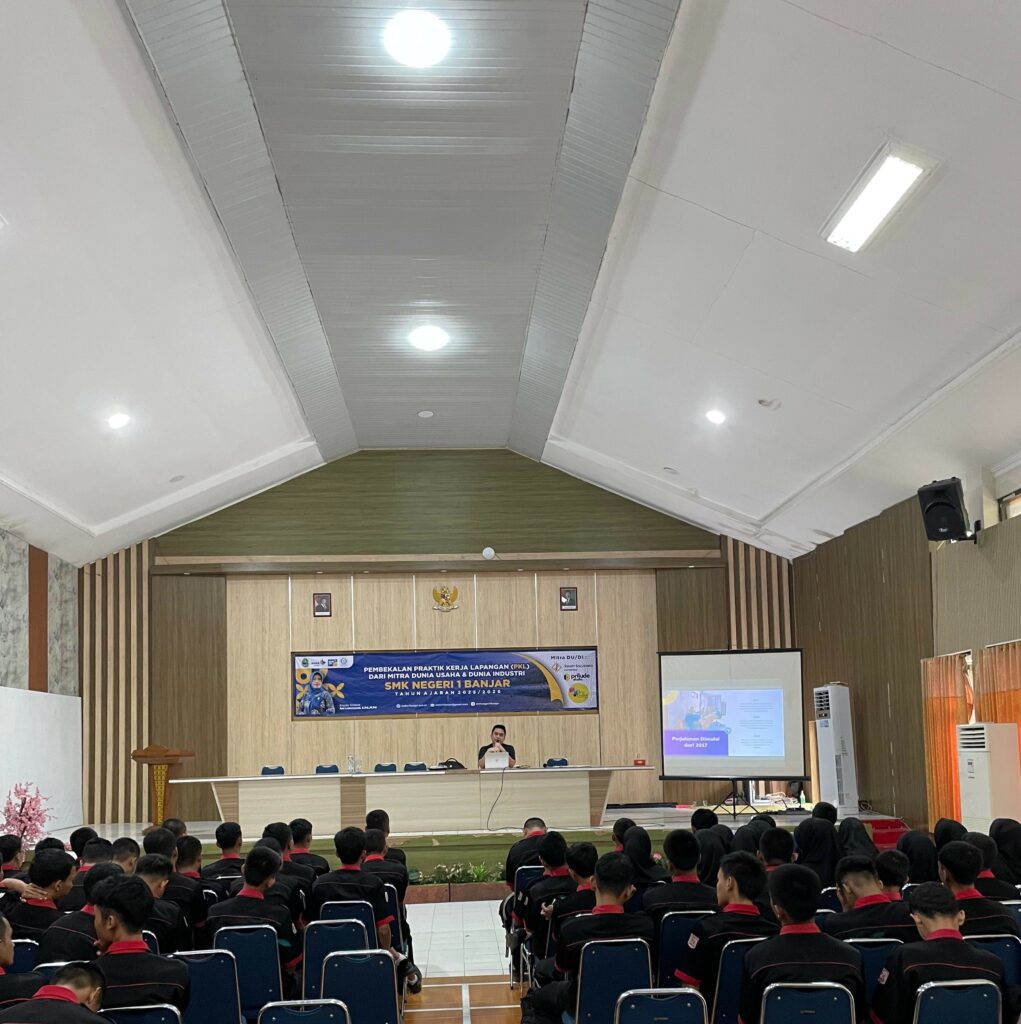 Pemateri dari Prilude Studio menyampaikan materi kegiatan industri di SMK Negeri 1 Banjar