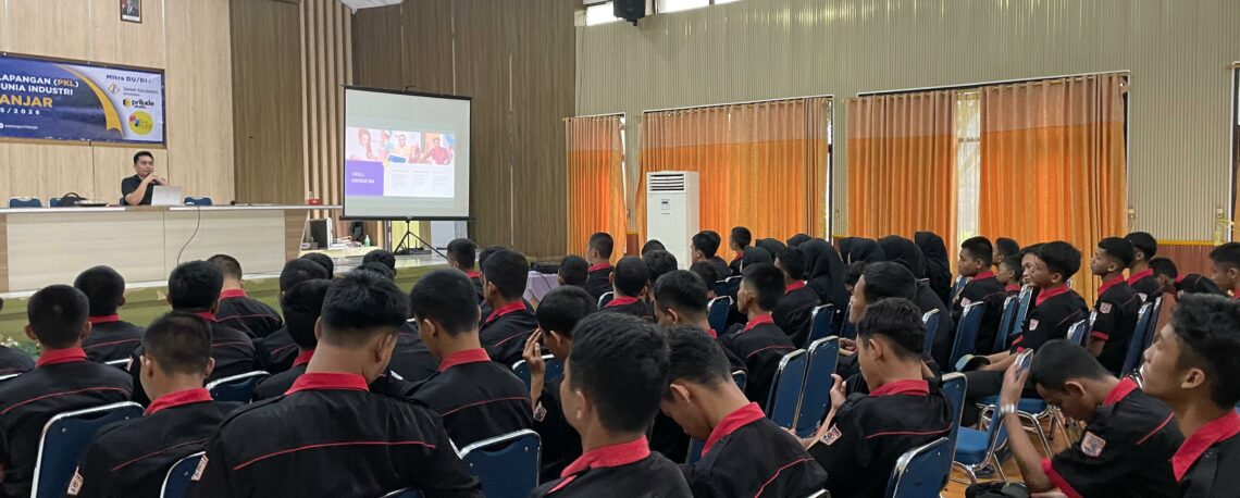 Prilude Studio sebagai praktisi industri menyampaikan materi kepada siswa SMK Negeri 1 Banjar