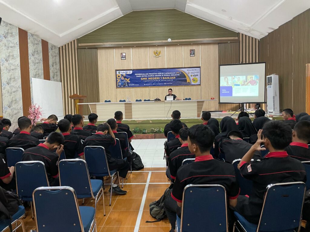 Suasana siswa SMK Negeri 1 Banjar mengikuti kegiatan industri